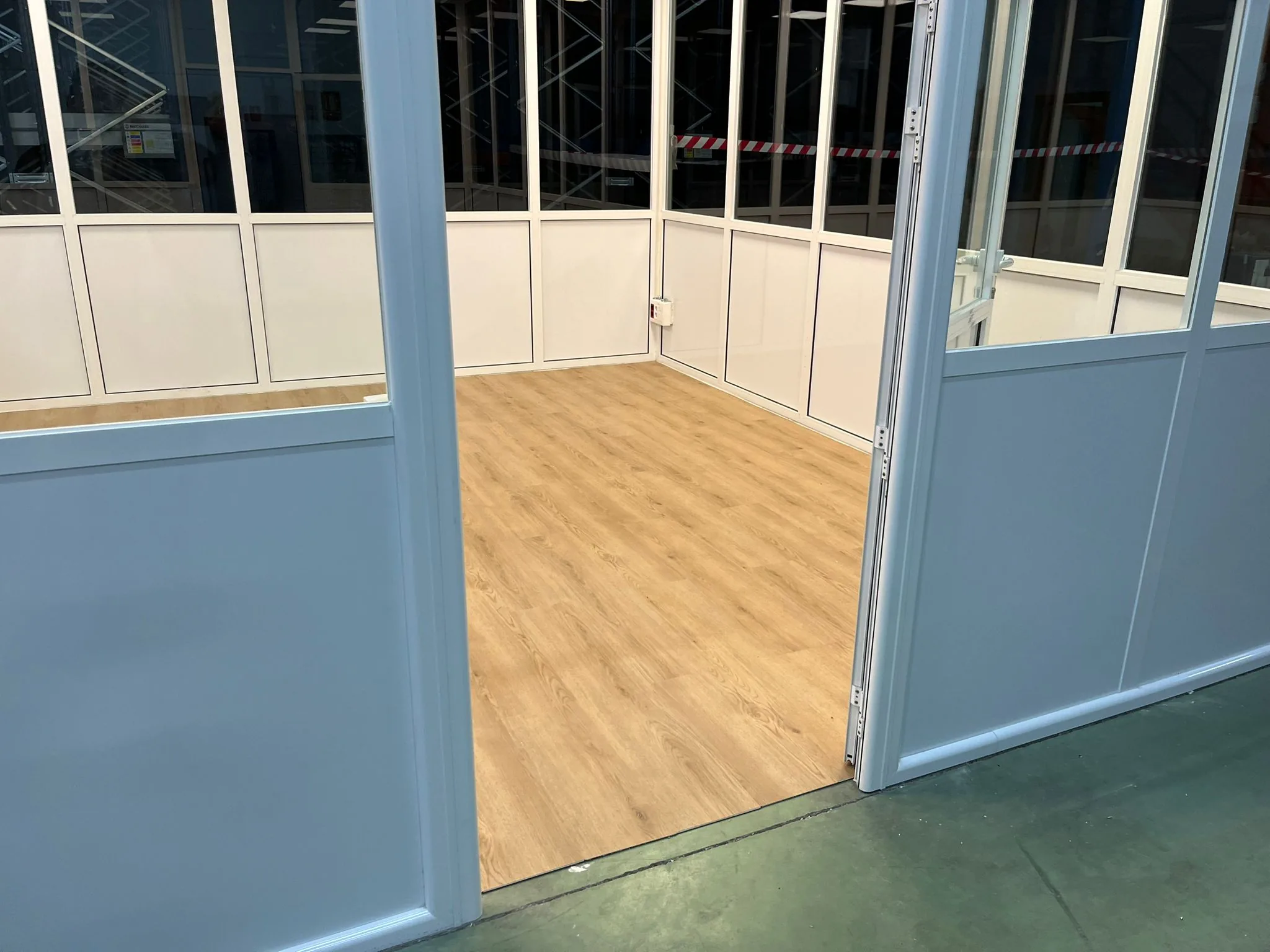 Cerramiento de oficina y estancia en nave industrial con perfilería de aluminio - es 7